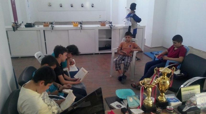 Sporculara Kitap Bağışı Yapıldı