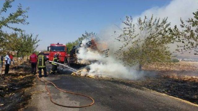 Seyir Halindeki Saman Yüklü Kamyon Yandı