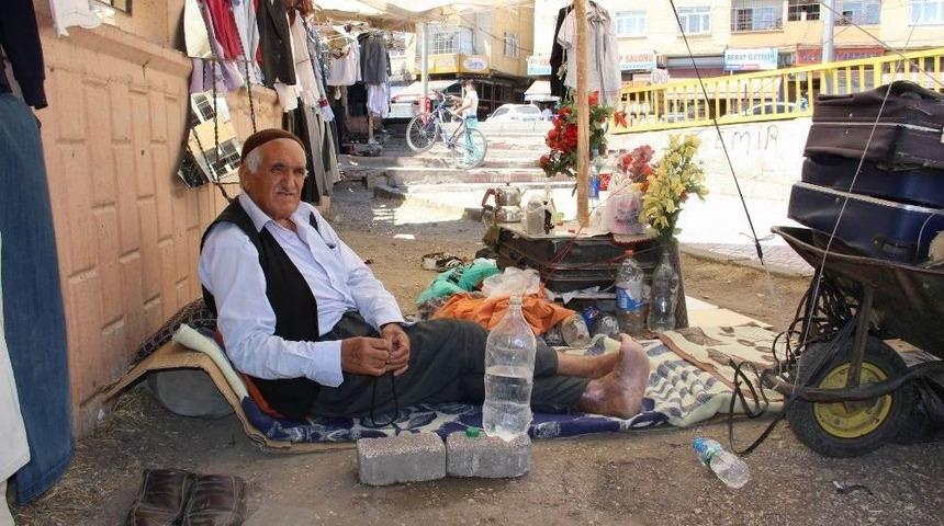 İkinci El Giysiler Satarak Ge&ccedil;imini Sağlıyor