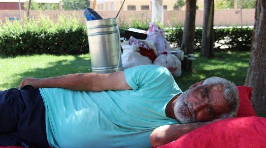 Evi Yıkıldı, Ailesi Terk Etti Şimdi Parkta Yaşıyor