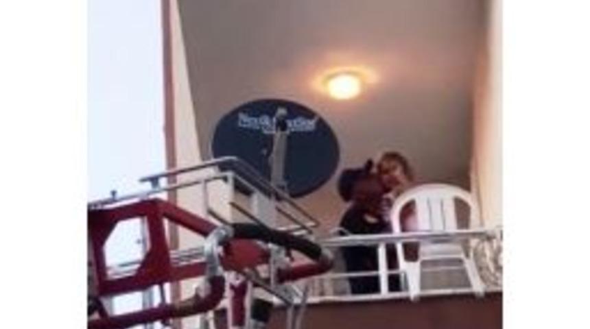 İtfaiyeciden Evde Mahsur Kalan &Ccedil;ocuğa Şefkat &Ouml;p&uuml;c&uuml;ğ&uuml;