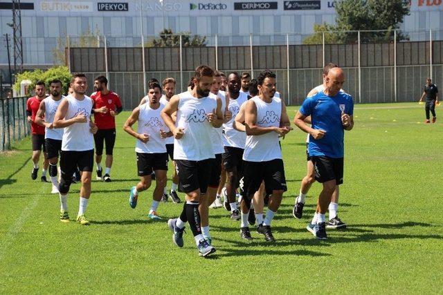 Alpay Özalan İlk Maça Dikkat Çekti, Taraftara Mesaj Verdi