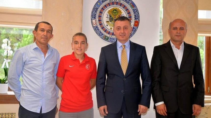 Vali B&uuml;y&uuml;kakın Başarılı Sporcuyu Makamında Kabul Etti