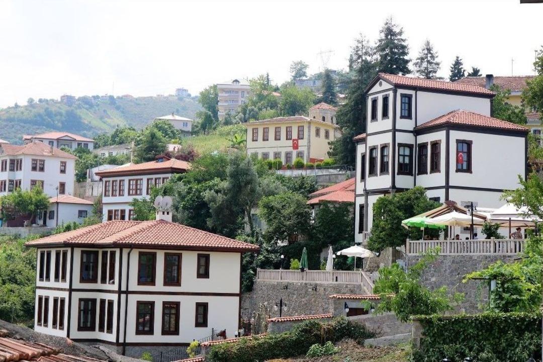 Ak&ccedil;aabat&rsquo;ın G&ouml;zdesi: Ortamahalle