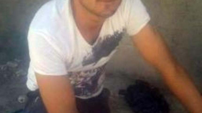 Saldırıda Babasının &Uuml;zerine Kapandı Kendi &Ouml;ld&uuml;