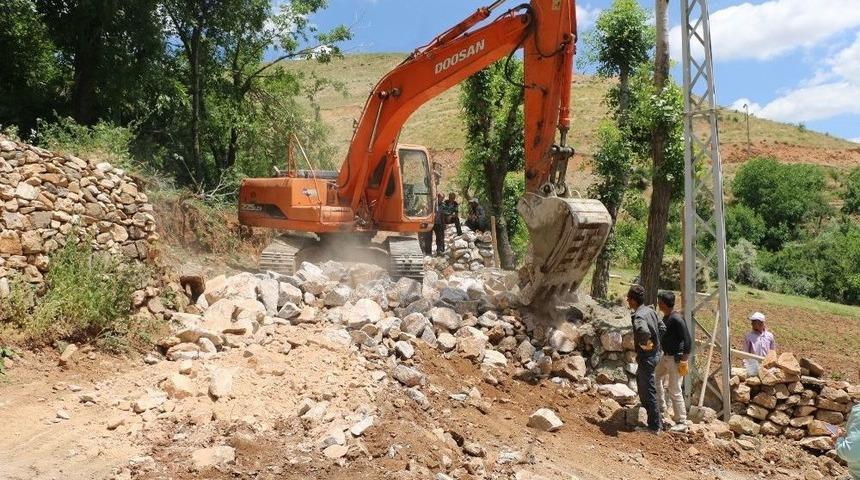 Bitlis Belediyesinden Yol Genişletme Çalışmaları