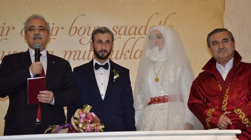 Vali G&uuml;ven&ccedil;er Gen&ccedil; &Ccedil;iftin Nikah Şahidi Oldu