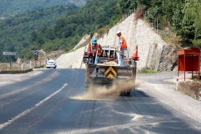 Zonguldak'ta Sıcak Havada Asfalt Eridi