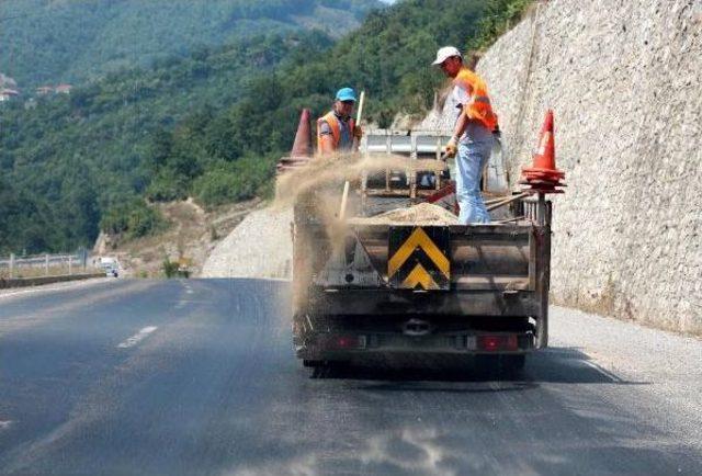 Zonguldak'ta Sıcak Havada Asfalt Eridi