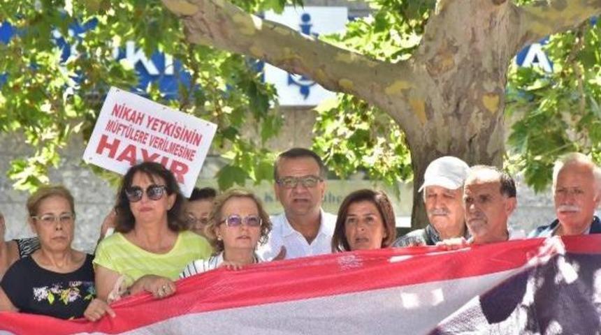 Chp Kadın Kollarından 'm&uuml;ft&uuml; Nikahı' Protestosu