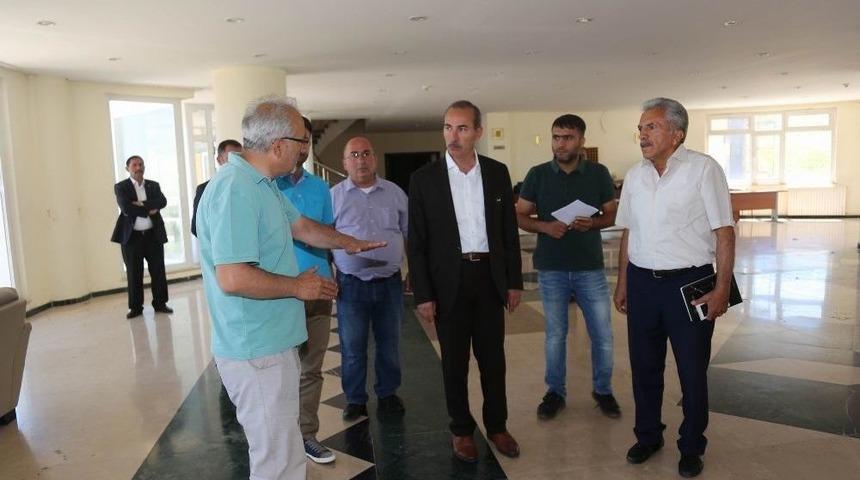 Cumhuriyet &Uuml;niversitesi&rsquo;nde &Ccedil;alışmalar S&uuml;r&uuml;yor