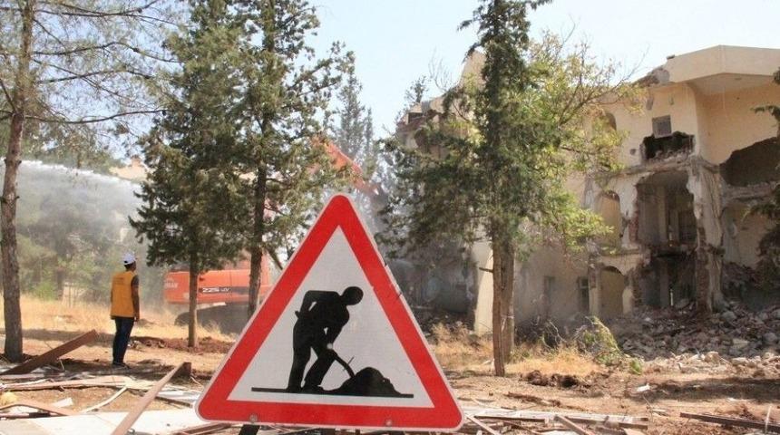 Şanlıurfa&rsquo;da Deprem Riski Bulunan 300 Konut Yıkılıyor