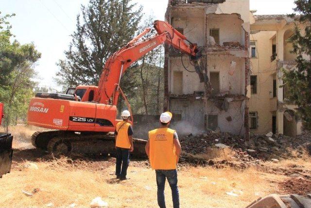 Şanlıurfa’da Deprem Riski Bulunan 300 Konut Yıkılıyor