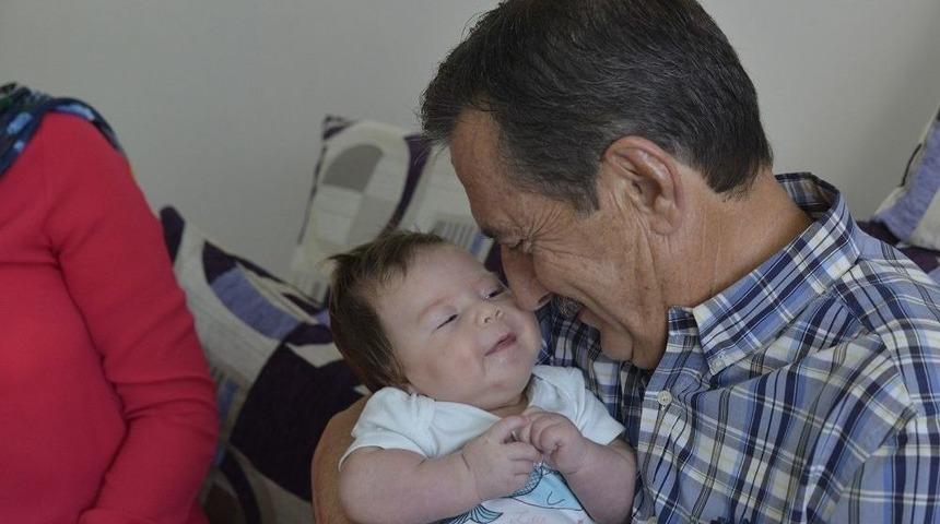 Başkan Ata&ccedil;, Yeni Doğan Bebekleri Ziyaretini S&uuml;rd&uuml;r&uuml;yor