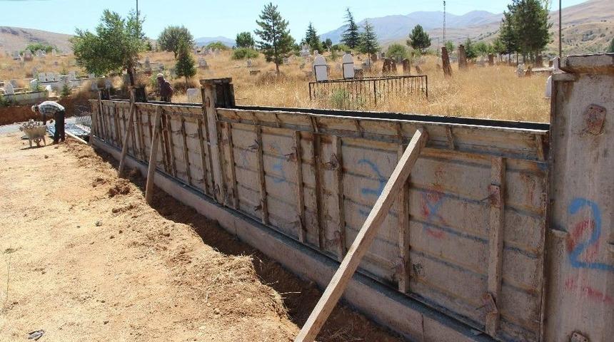 Mezarlık Duvar Yapım &Ccedil;alışmaları Devam Ediyor
