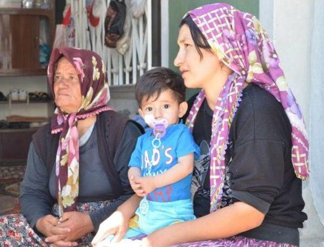 Oğlunun Tedavisi Için Televizyona Çıkınca, Nikahsız Eşi Tarafından Terk Edildi