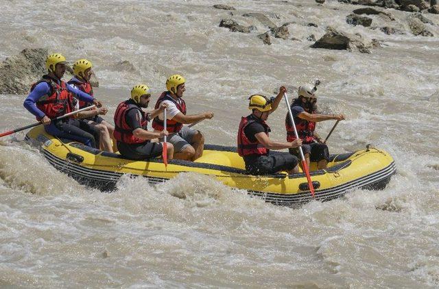 Kelkit Çayı’nda Rafting Heyecanı