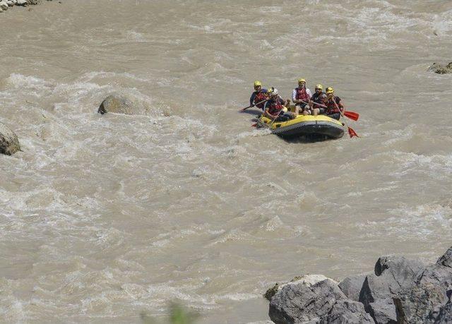 Kelkit Çayı’nda Rafting Heyecanı