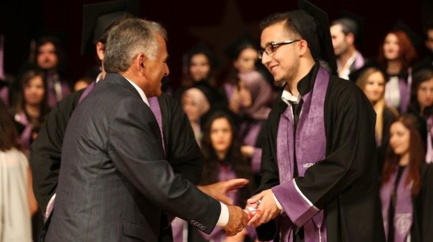 Başkan B&uuml;y&uuml;kkılı&ccedil; Gen&ccedil; Diş Hekimlerinin Mezuniyet Sevincine Ortak Oldu