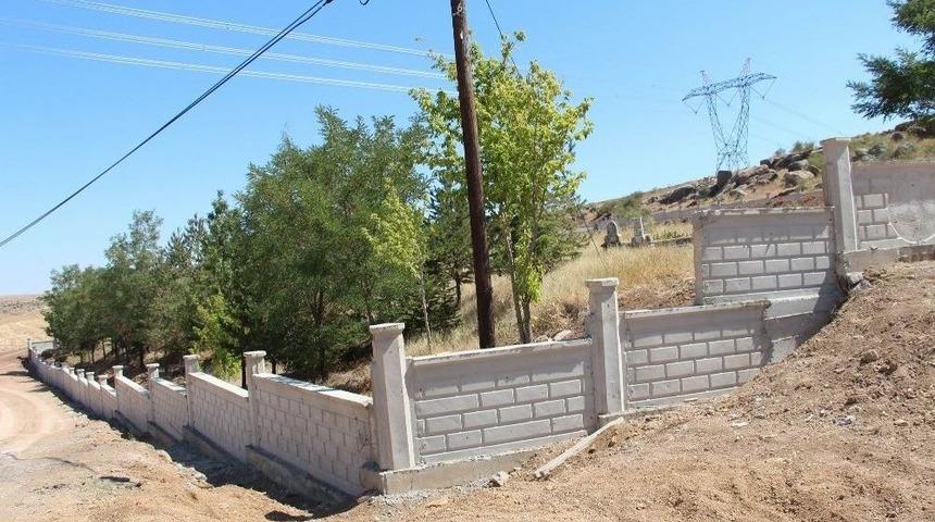 Develi&rsquo;de Mezar Duvarı Yapım &Ccedil;alışmaları