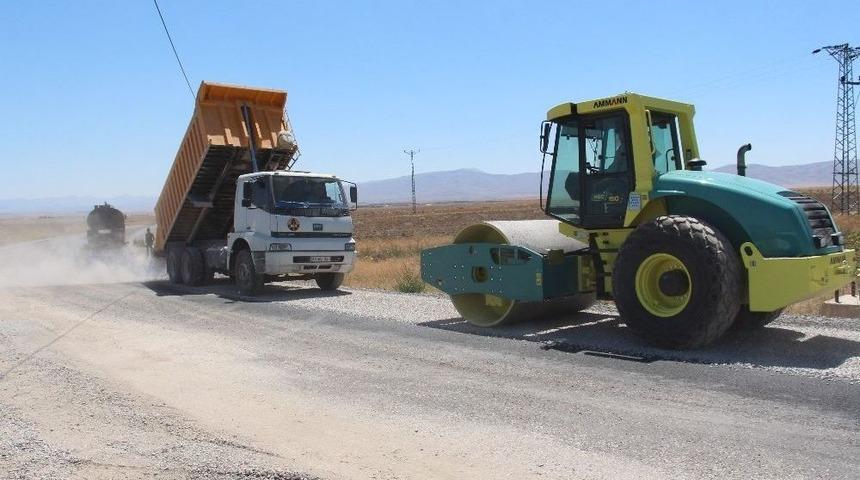 Develi K&ouml;ylerinde Yol &Ccedil;alışmaları S&uuml;r&uuml;yor