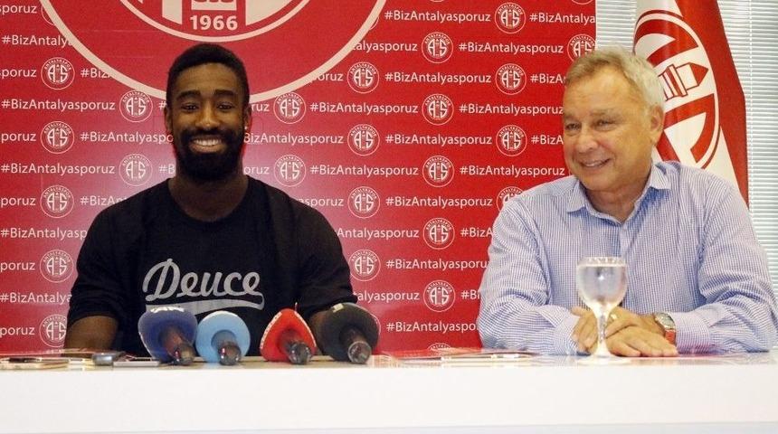 Johan Djourou, 3 Yıllık S&ouml;zleşmeyi İmzaladı