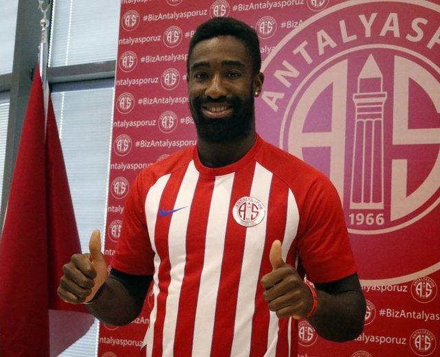 Johan Djourou, 3 Yıllık Sözleşmeyi İmzaladı