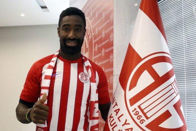 Johan Djourou, 3 Yıllık Sözleşmeyi İmzaladı