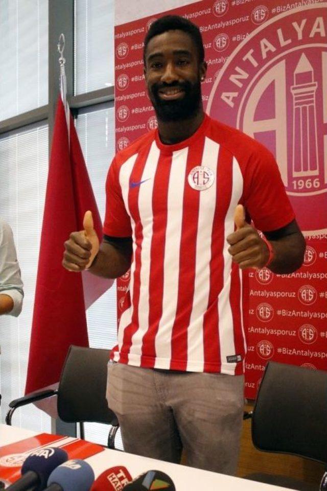 Johan Djourou, 3 Yıllık Sözleşmeyi İmzaladı