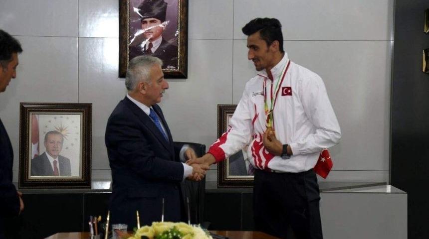 Vali Kam&ccedil;ı Başarılı Sporcuları &Ouml;d&uuml;llendirdi