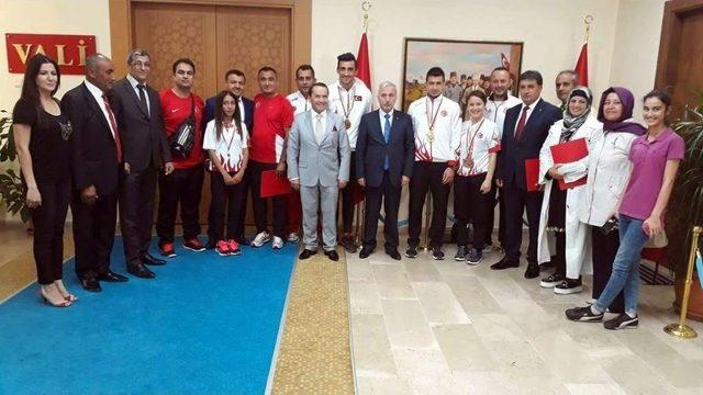 Vali Kamçı Başarılı Sporcuları Ödüllendirdi