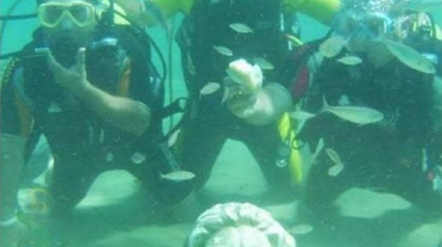 Heykellerini Denizaltında Sergileyen Dalgıcın Başı Definecilerle Dertte