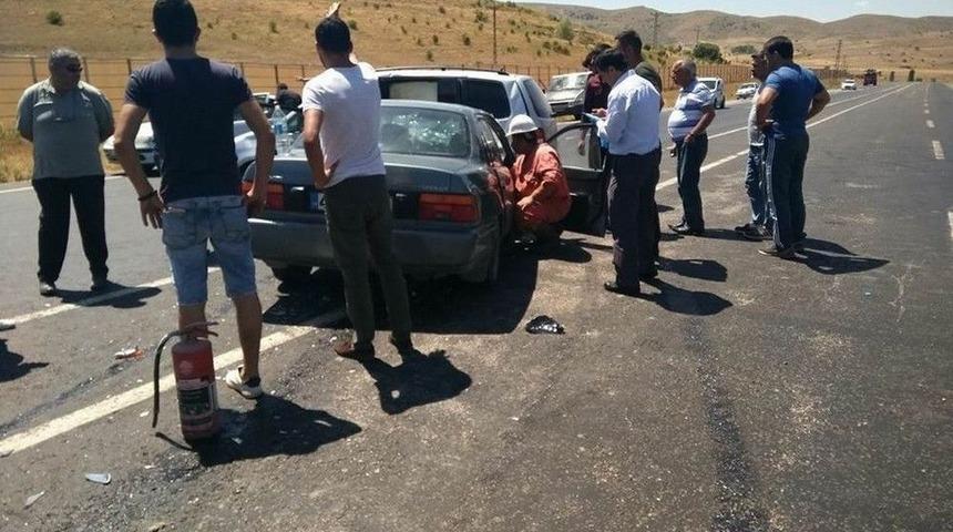 Sivas&rsquo;ta İki Otomobil &Ccedil;arpıştı: 10 Yaralı