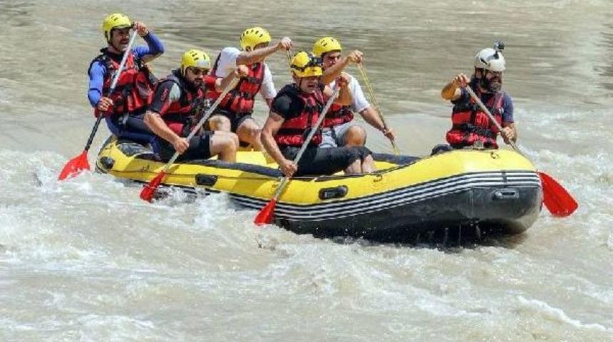 Tokat'ta Kelkit Çayı'nda Rafting Heyecanı