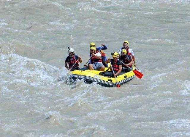 Tokat'ta Kelkit Çayı'nda Rafting Heyecanı