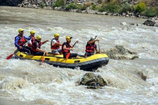 Tokat'ta Kelkit Çayı'nda Rafting Heyecanı