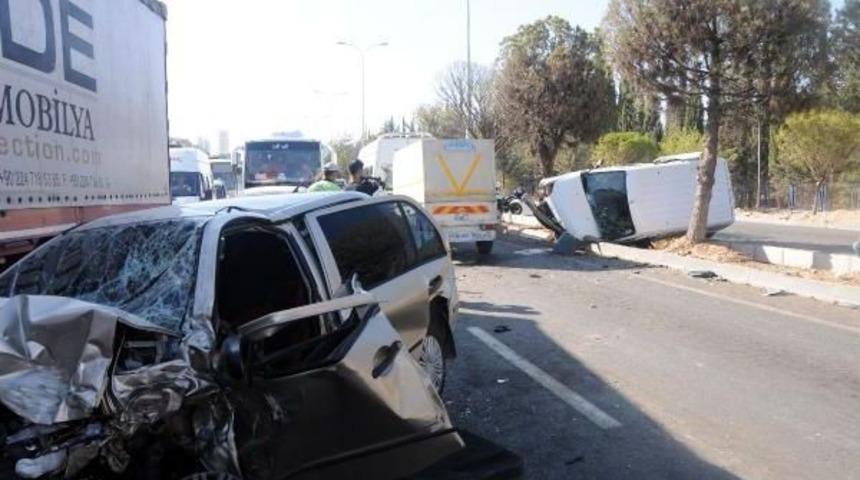 Gaziantep'te 2 Otomobil &Ccedil;arpıştı: 3 Yaralı