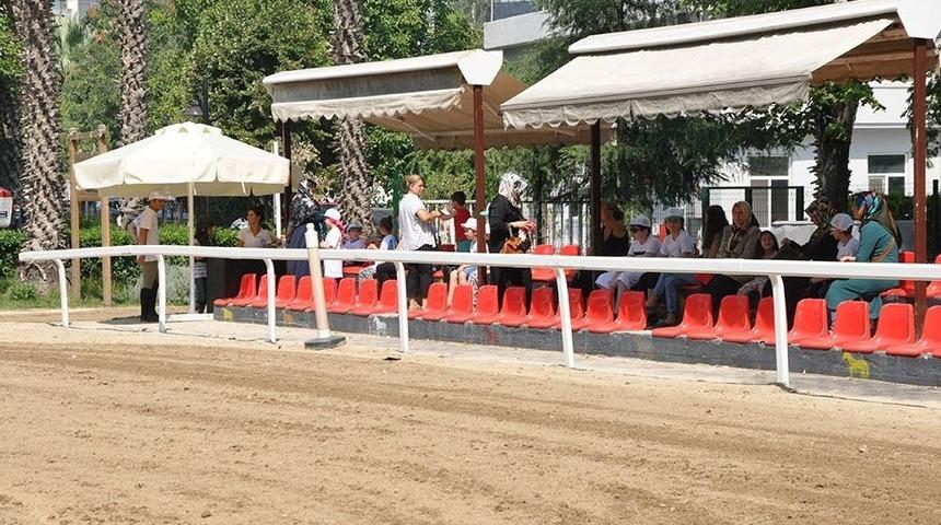 Engelli &Ccedil;ocuklar At Binerek Hem Eğleniyor Hem De Tedavi Oluyor