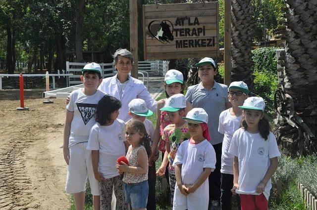 Engelli Çocuklar At Binerek Hem Eğleniyor Hem De Tedavi Oluyor