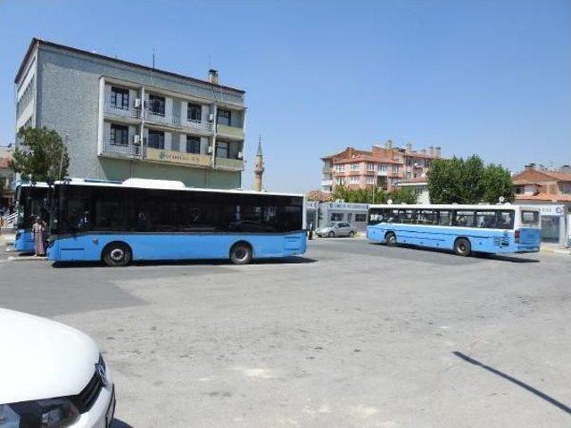 Minik Nisa, Otobüsün Otomatik Kapısına Sıkışmaktan Son Anda Kurtuldu