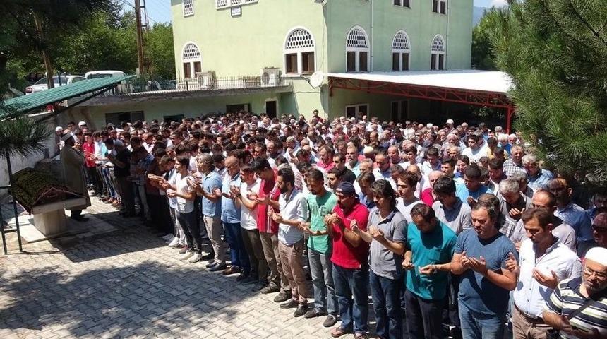 Kayalıklara Düşerek Hayatını Kaybeden Genç Toprağa Verildi