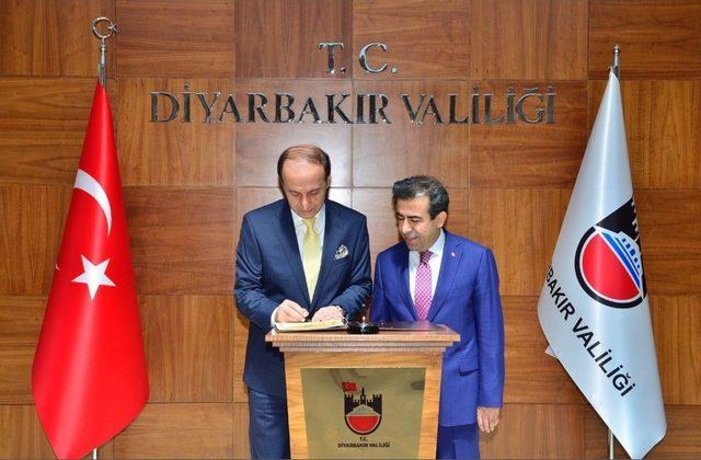 Vali Erin Diyarbakır’a Atanan Şanlıurfalı Valiyle Bir Araya Geldi