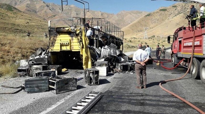 Seyir Halindeki Tırın Dorsesi Yandı