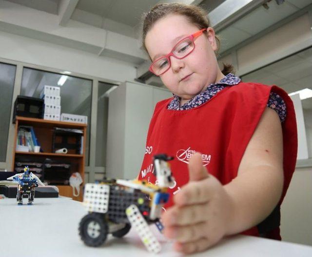 &Ccedil;ocuklar Telden Araba Ve Robot Yaptı 1