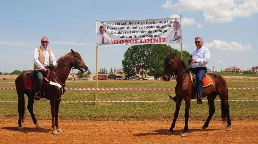 Devrekani&rsquo;de Geleneksel At Yarışları D&uuml;zenlendi