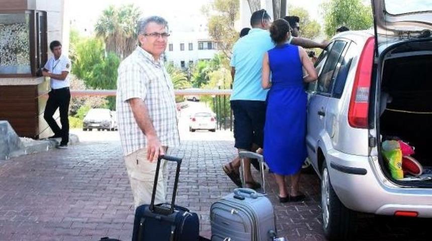 Tatilciler Otel Kapısında Kaldı