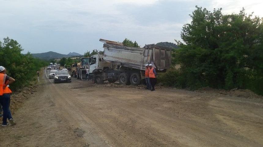 Han&ouml;n&uuml; &rsquo;de Kum Y&uuml;kl&uuml; Kamyon Devrildi: 1 Yaralı