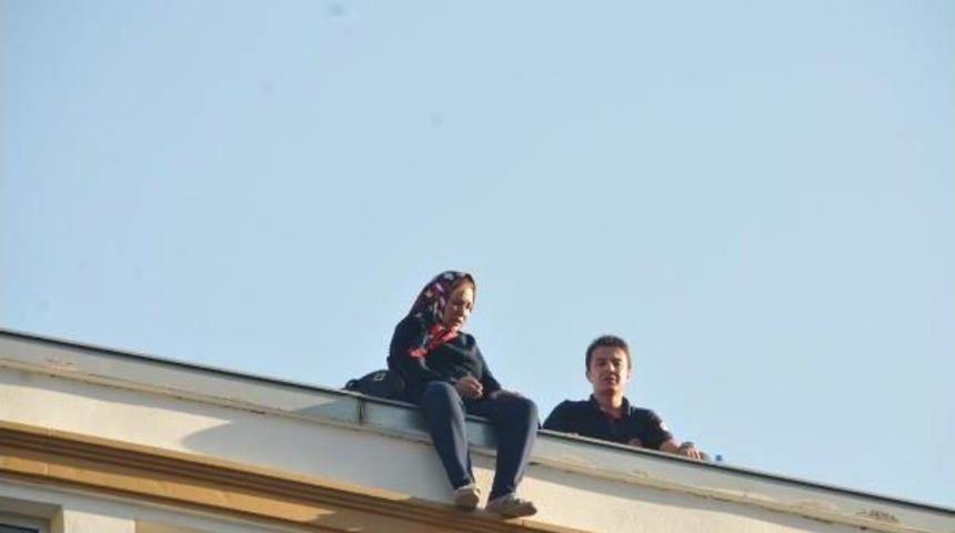 Binanın &Ccedil;atısında Intihara Kalkışan Kadını, Sağlık G&ouml;revlileri Etkisiz Hale Getirdi