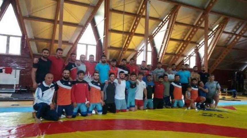 Başkan Aydın, Grekoromen A Milli Takımı'na Moral Ziyaretinde Bulundu