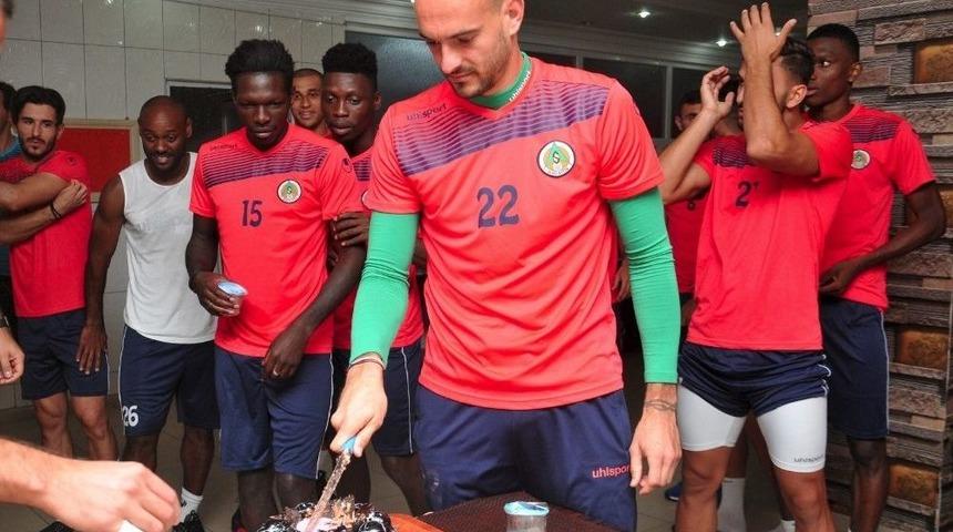 Alanyaspor&rsquo;da Remy&rsquo;ye S&uuml;rpriz Kutlama